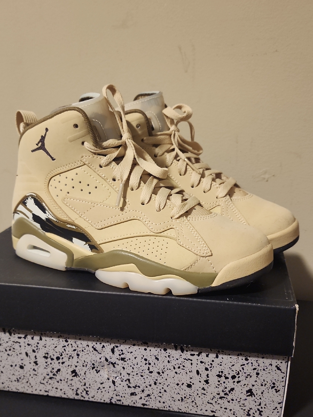 Woman's Jordan MVP 678 Desert Sand Team Gold/Shadow Brown Size 7